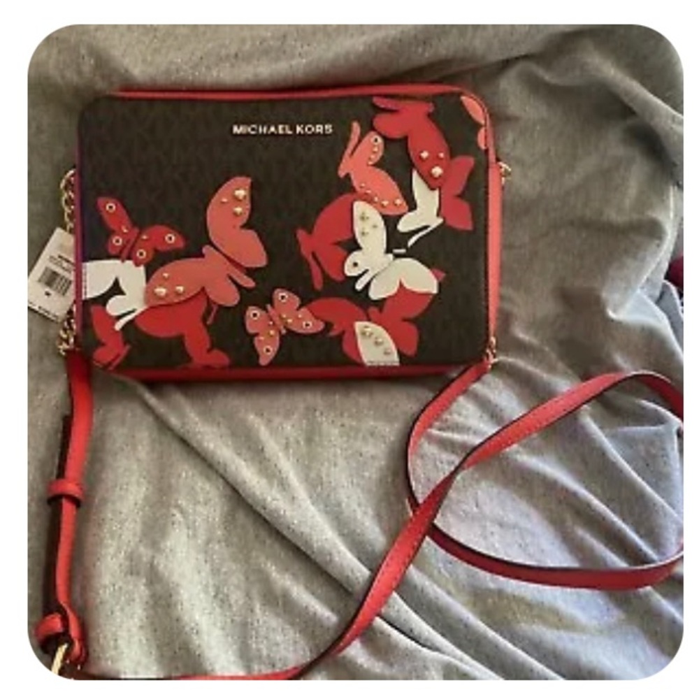 LIMITED EDITION Michael Kors Butterfly Crossbody🦋🦋 And it comes with a wallet.